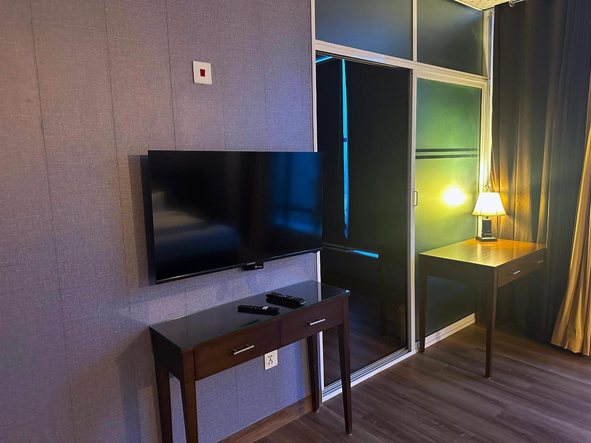 Luxury Apartment In Dha Phase 8, Near Allama Iqbal International Airport Lahore Eksteriør bilde
