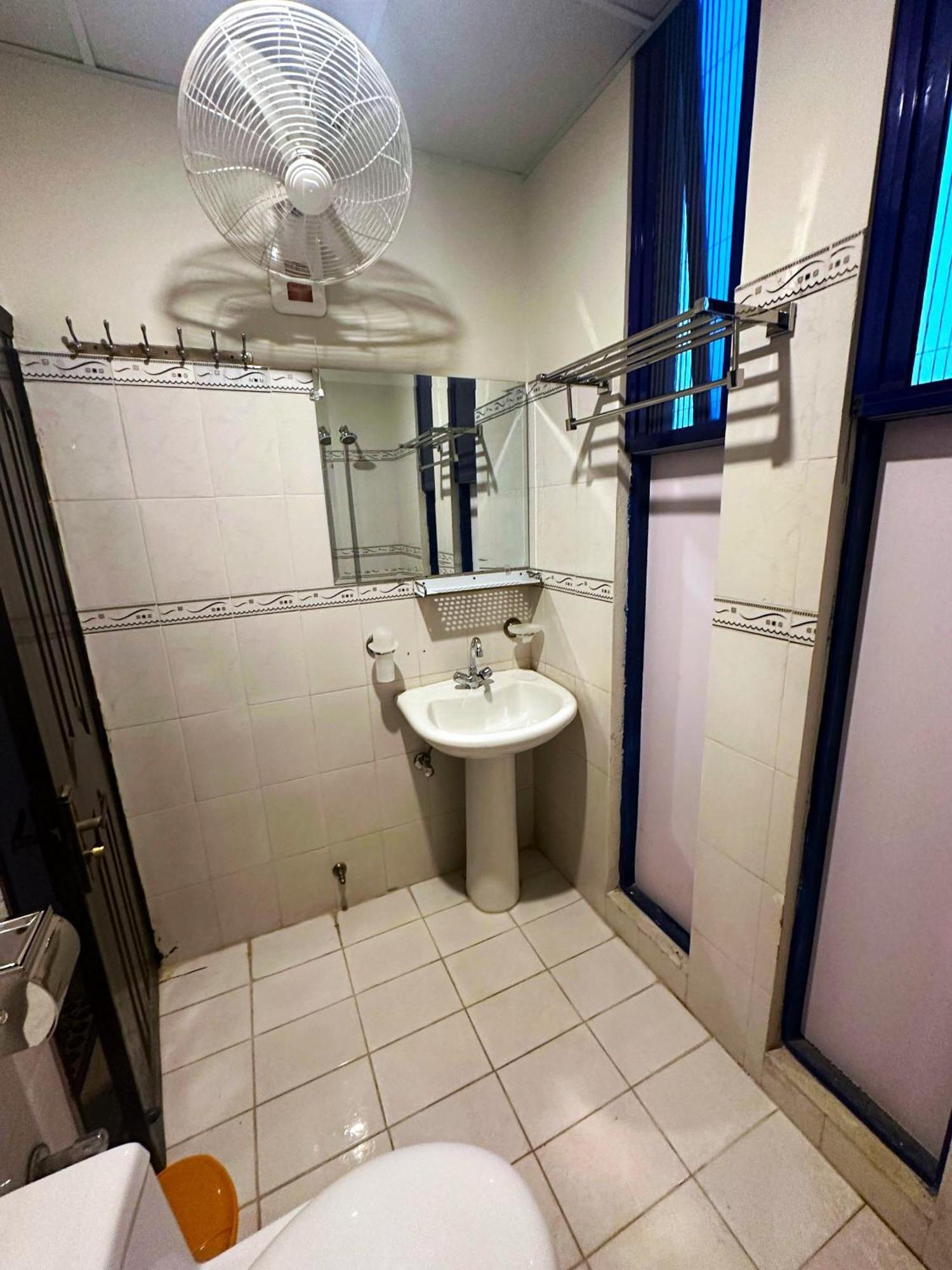 Luxury Apartment In Dha Phase 8, Near Allama Iqbal International Airport Lahore Eksteriør bilde