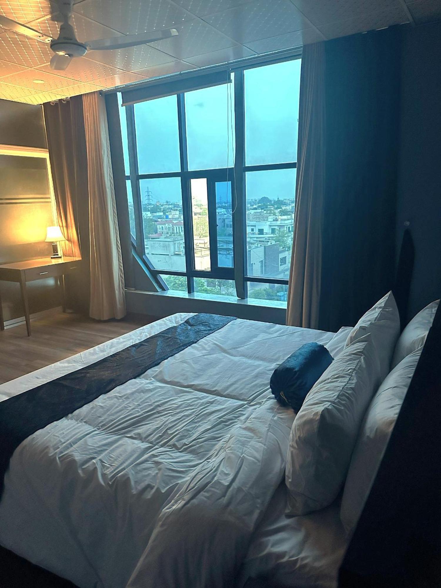 Luxury Apartment In Dha Phase 8, Near Allama Iqbal International Airport Lahore Eksteriør bilde